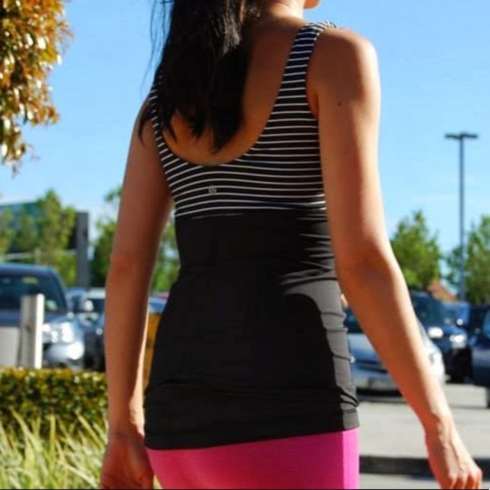 Lululemon ARIA Sweat Wicking Black & White Scoop Neck Tank Size 6 Yoga